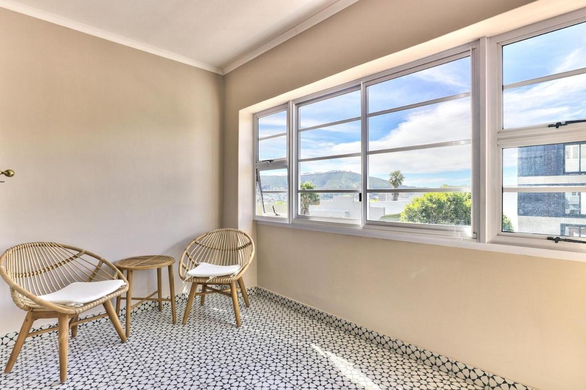 Renovated, Art Deco Couples Retreat With Views! Holiday home Cape Town
