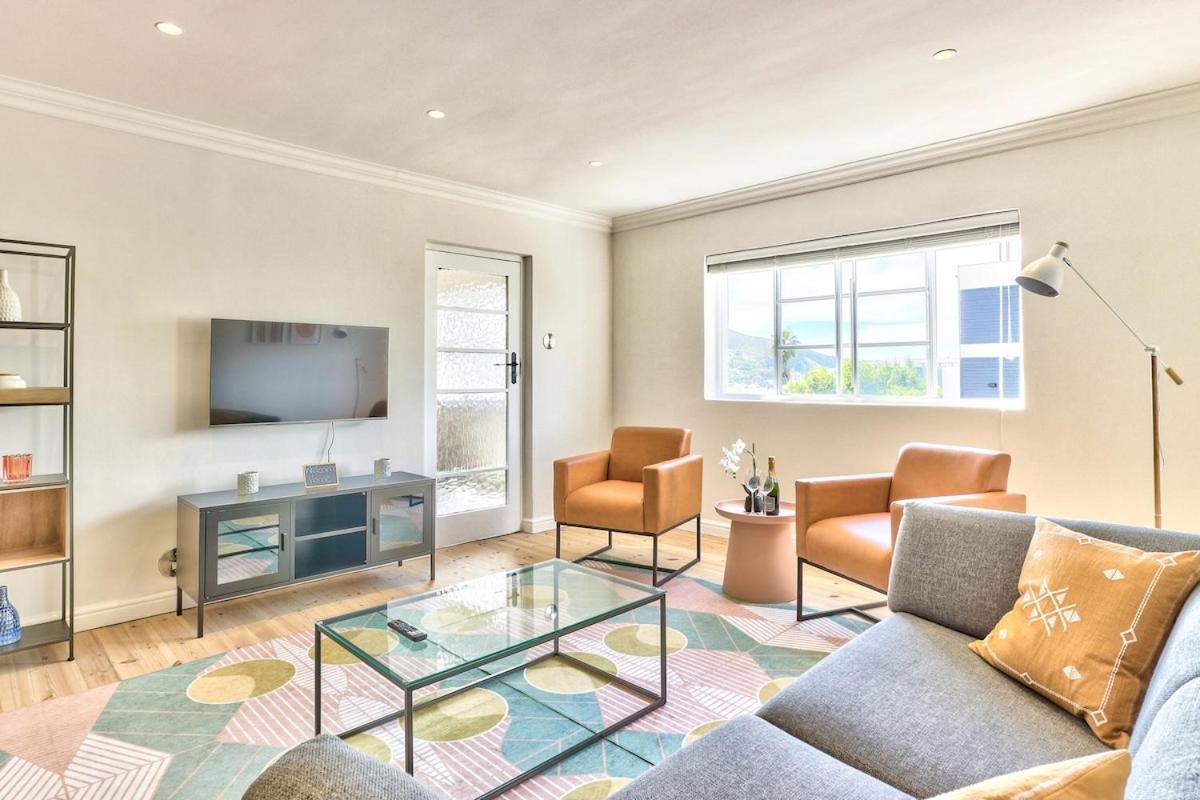 Renovated, Art Deco Couples Retreat With Views! Holiday home Cape Town