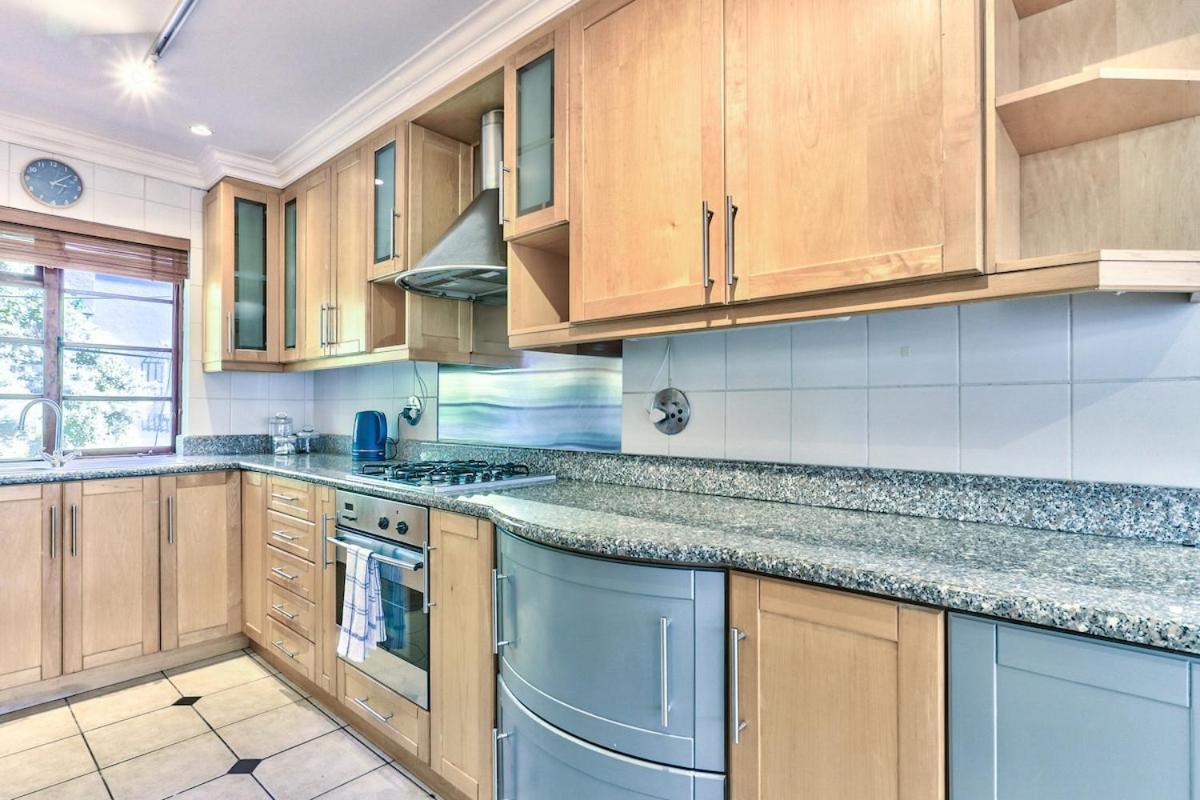 Casa de férias Renovated, Art Deco Couples Retreat With Views! *