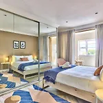 Renovated, Art Deco Couples Retreat With Views!