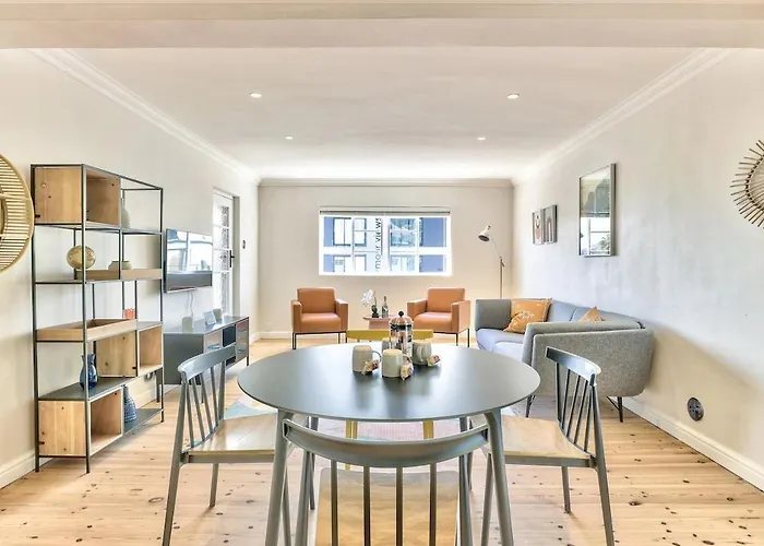 Renovated, Art Deco Couples Retreat With Views!