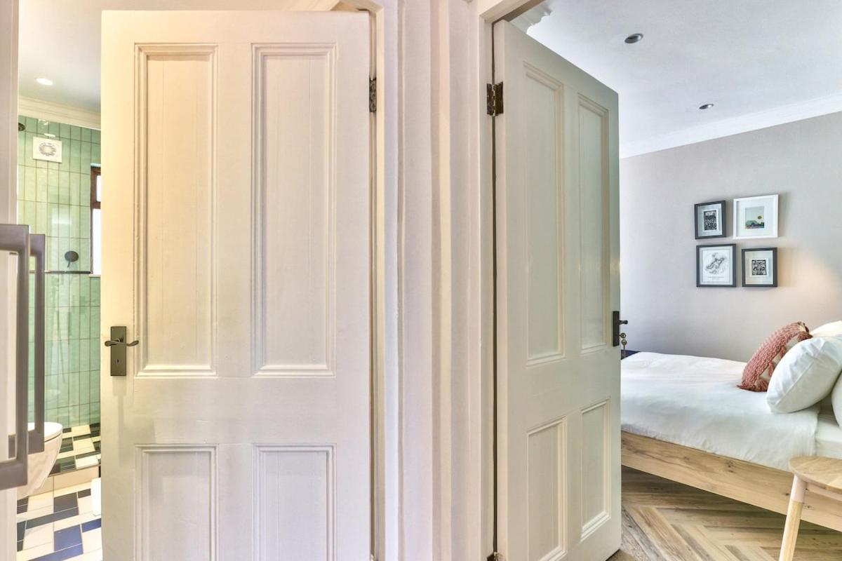 Holiday home Renovated, Art Deco Couples Retreat With Views!