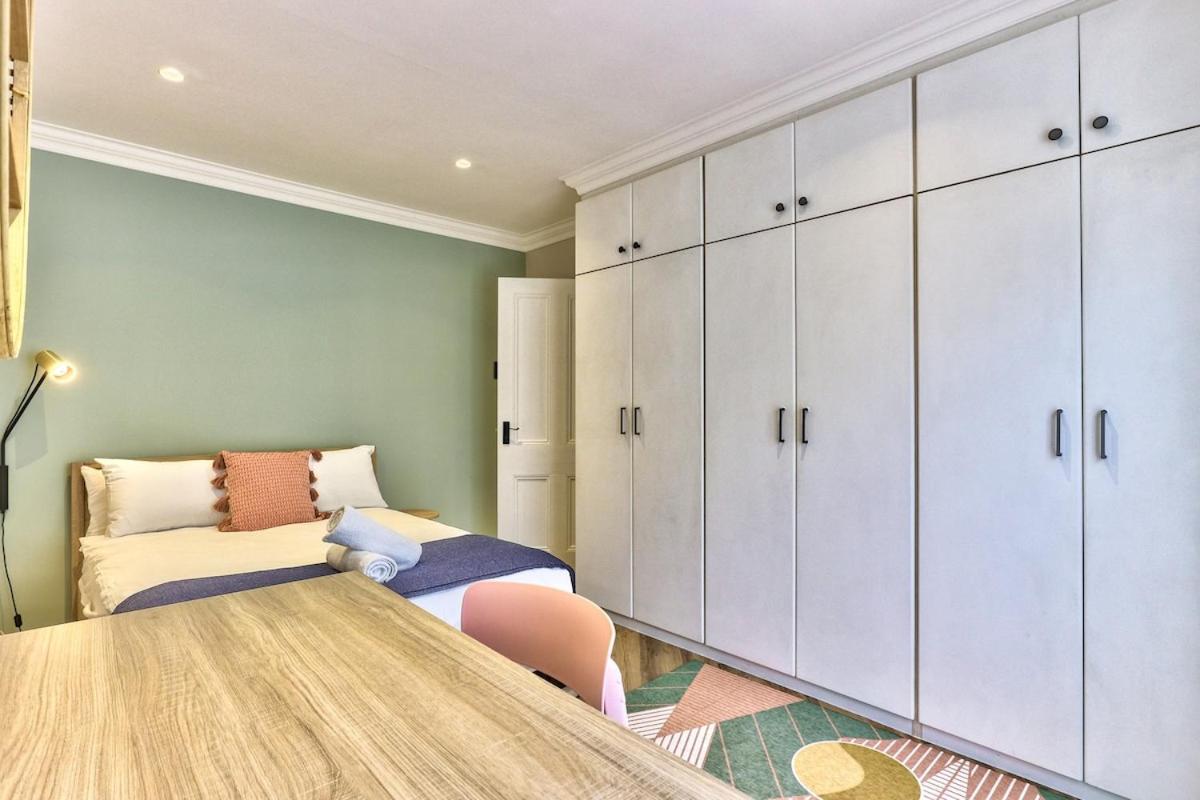 Renovated, Art Deco Couples Retreat With Views! Cape Town