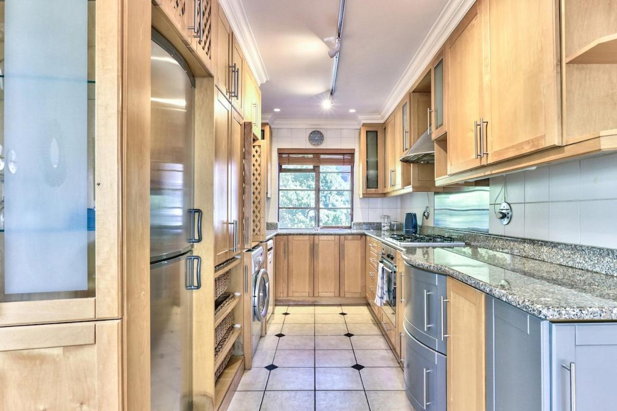 Renovated, Art Deco Couples Retreat With Views!