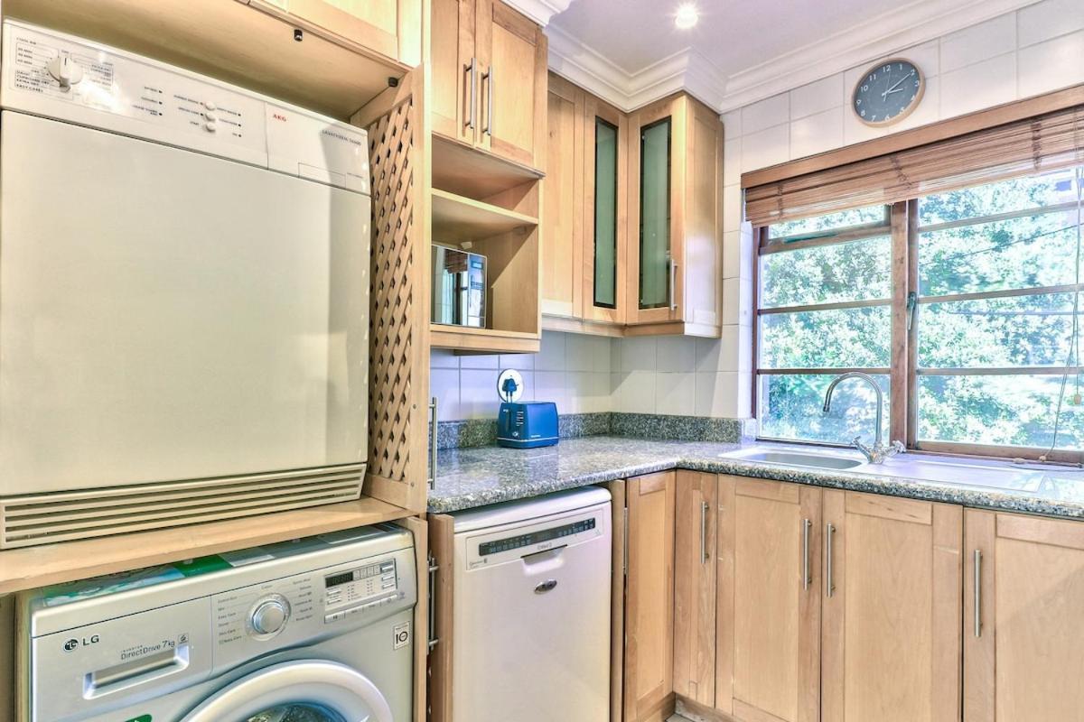 Renovated, Art Deco Couples Retreat With Views! Holiday home