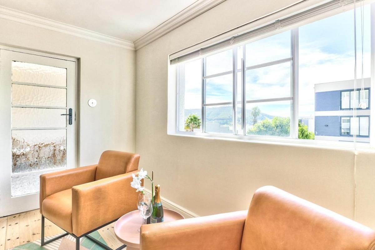 Renovated, Art Deco Couples Retreat With Views! * Cape Town