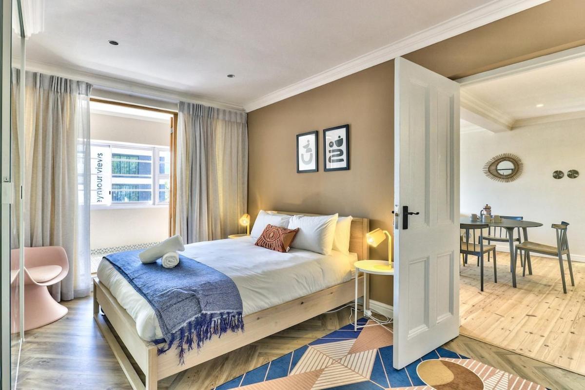 Renovated, Art Deco Couples Retreat With Views! Holiday home