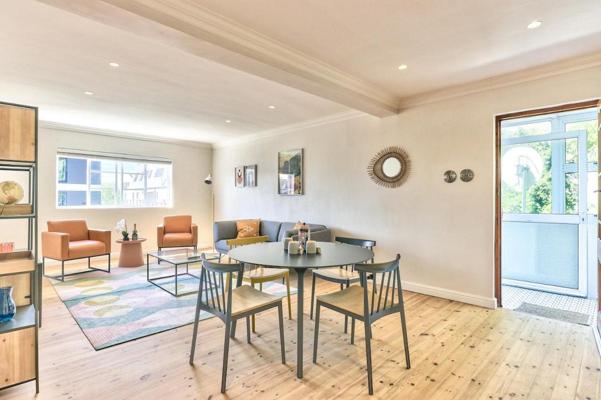 Holiday home Renovated, Art Deco Couples Retreat With Views!