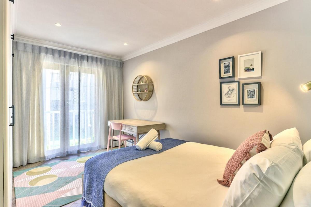 Renovated, Art Deco Couples Retreat With Views! Holiday home *