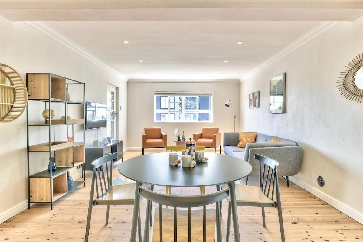 Renovated, Art Deco Couples Retreat With Views! Holiday home *