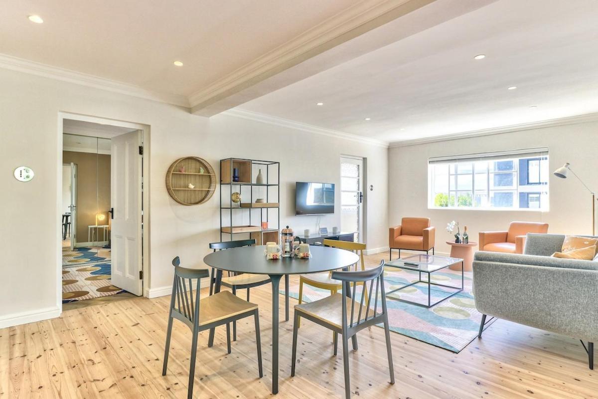 Renovated, Art Deco Couples Retreat With Views! Holiday home Cape Town